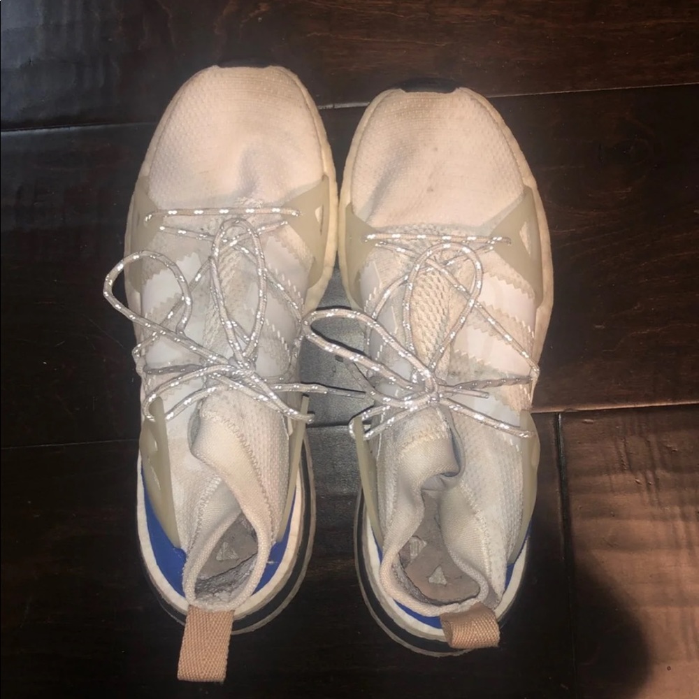 white adidas arkyn